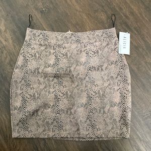 Brand New beautiful mini skirt size Large in the color taupe with black.